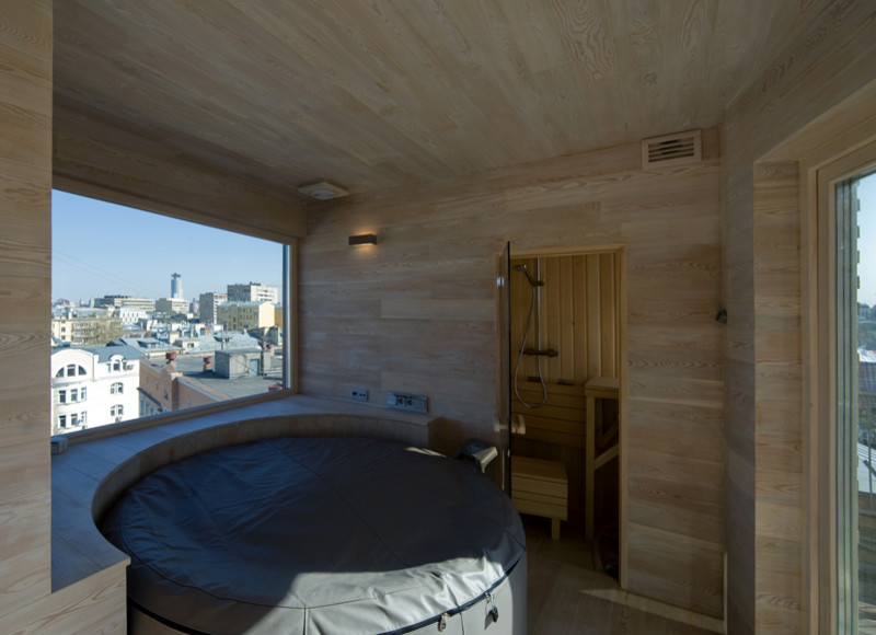 Ejemplo de sauna contemporánea pequeña con ducha abierta, paredes beige, suelo beige y ducha abierta