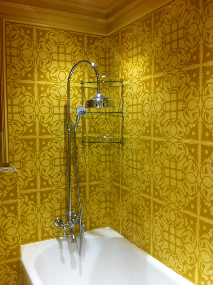 Esempio di una stanza da bagno padronale minimal di medie dimensioni con vasca ad angolo, piastrelle gialle, piastrelle di cemento, pavimento con piastrelle in ceramica e vasca/doccia