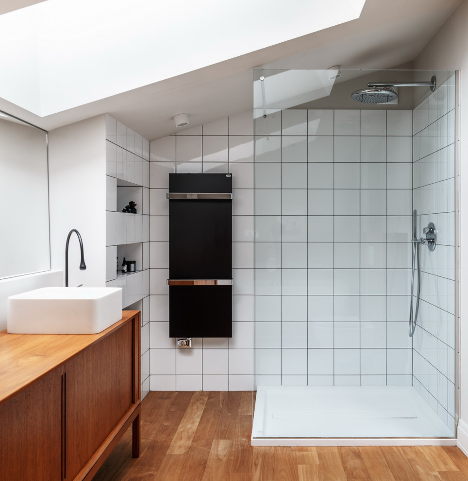 Idéer för mellanstora funkis brunt badrum med dusch, med bruna skåp, en hörndusch, vit kakel, vita väggar, mellanmörkt trägolv, ett nedsänkt handfat, träbänkskiva, beiget golv och släta luckor