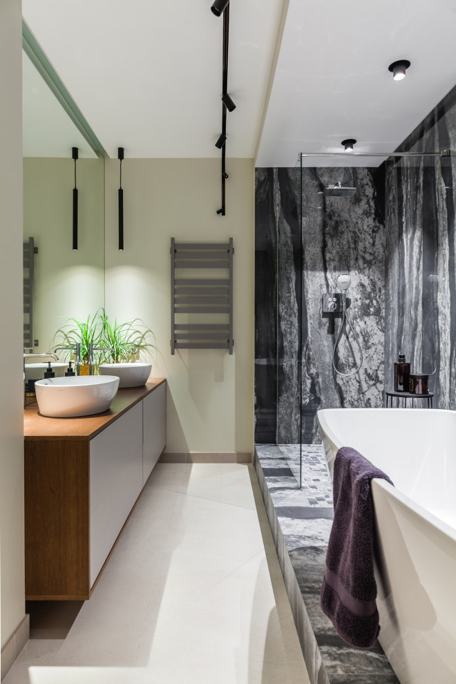 Inspiration för moderna brunt en-suite badrum, med släta luckor, vita skåp, ett fristående badkar, en hörndusch, svart och vit kakel, ett fristående handfat, vitt golv och med dusch som är öppen