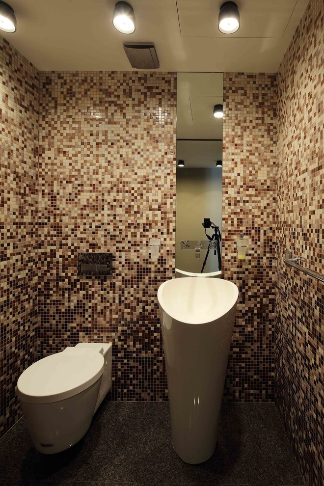 Источник вдохновения для домашнего уюта: ванная комната в современном стиле с инсталляцией, бежевой плиткой, плиткой мозаикой, коричневыми стенами, мраморным полом и монолитной раковиной
