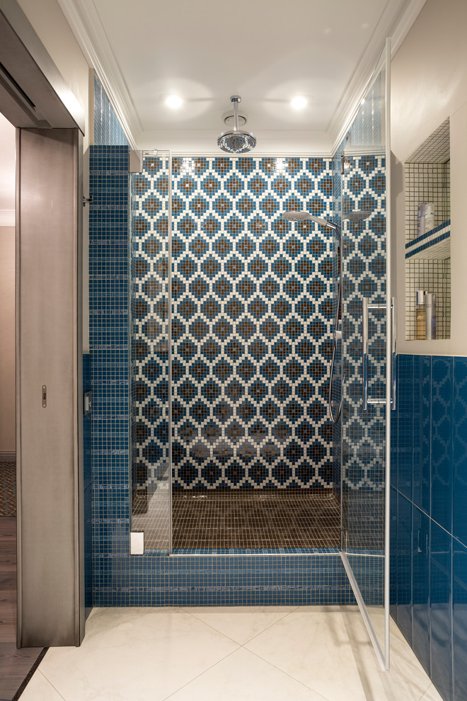 Foto på ett funkis badrum med dusch, med en dusch i en alkov, blå kakel, mosaik och beige väggar