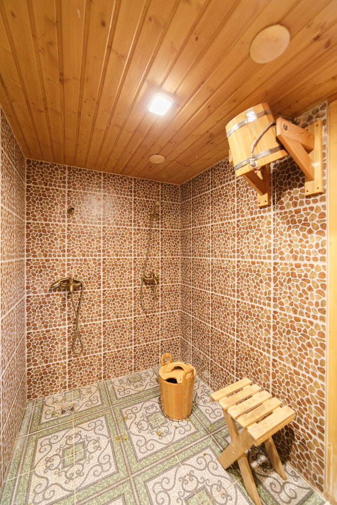 他の地域にあるカントリー風のおしゃれな浴室 (ダブルシャワー) の写真