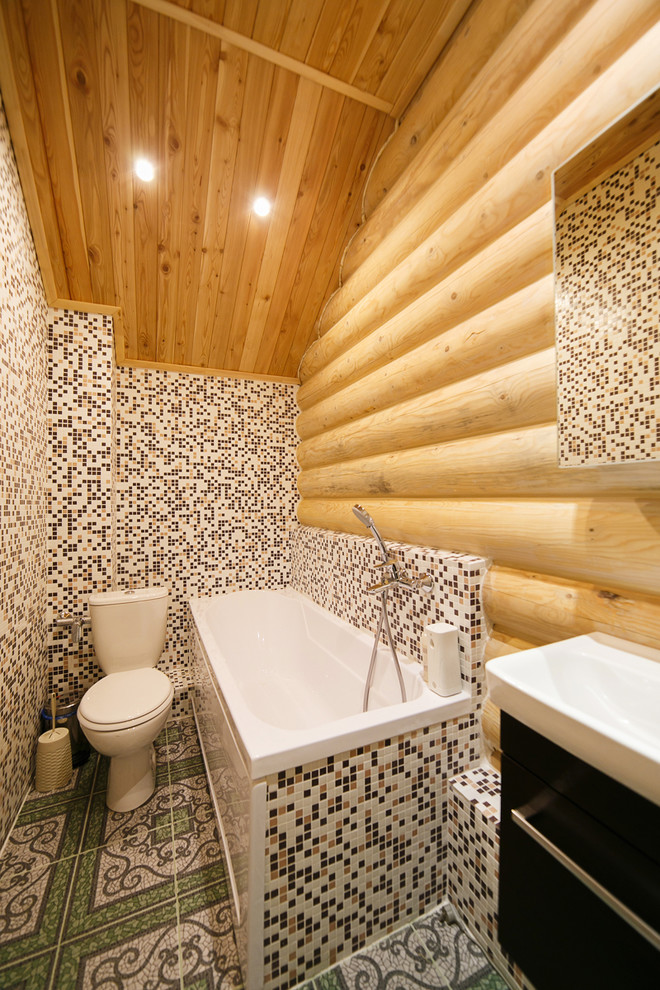 Источник вдохновения для домашнего уюта: главная ванная комната в деревянном доме в стиле фьюжн с раздельным унитазом