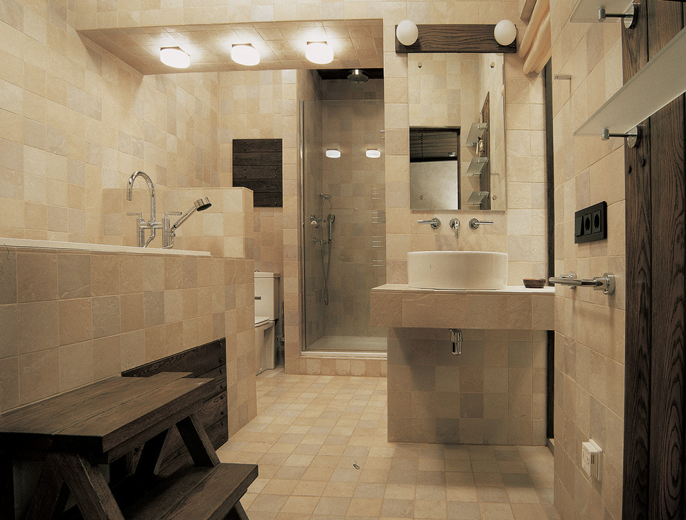 Ispirazione per una stanza da bagno padronale design di medie dimensioni con doccia alcova, piastrelle beige, piastrelle in gres porcellanato, pavimento con piastrelle in ceramica, top piastrellato, pavimento beige, porta doccia a battente e lavabo a bacinella