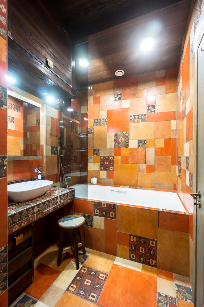 На фото: маленькая главная ванная комната в стиле фьюжн с плоскими фасадами, коричневыми фасадами, полновстраиваемой ванной, душем над ванной, разноцветной плиткой, оранжевой плиткой, керамогранитной плиткой, полом из керамогранита, столешницей из плитки, настольной раковиной и оранжевым полом для на участке и в саду