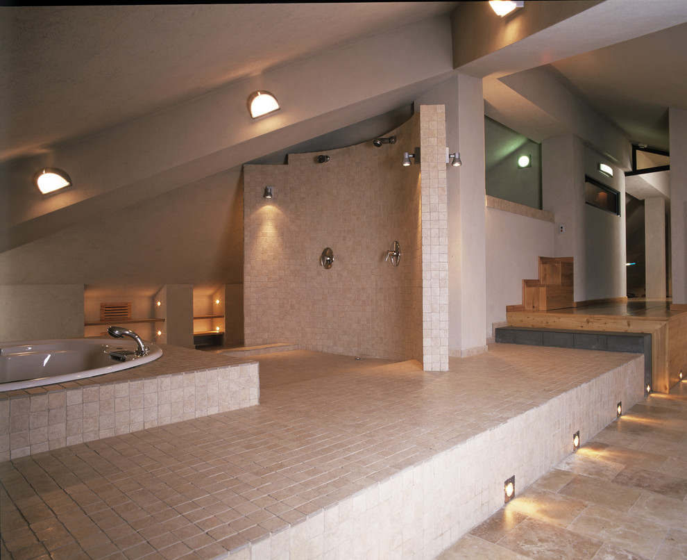 На фото: большая ванная комната в современном стиле с полновстраиваемой ванной, бежевой плиткой, керамогранитной плиткой, полом из керамогранита, столешницей из плитки, бежевым полом и открытым душем