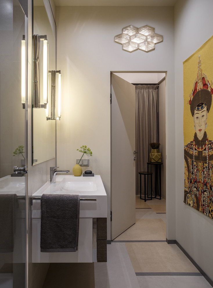 На фото: ванная комната в современном стиле с белыми стенами и монолитной раковиной