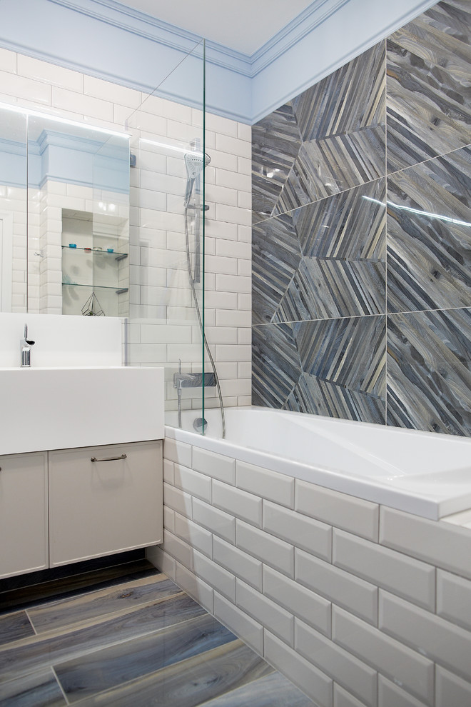 Пример оригинального дизайна: главная ванная комната в современном стиле с фасадами с декоративным кантом, серыми фасадами, белой плиткой, серой плиткой, плиткой кабанчик, монолитной раковиной и серым полом