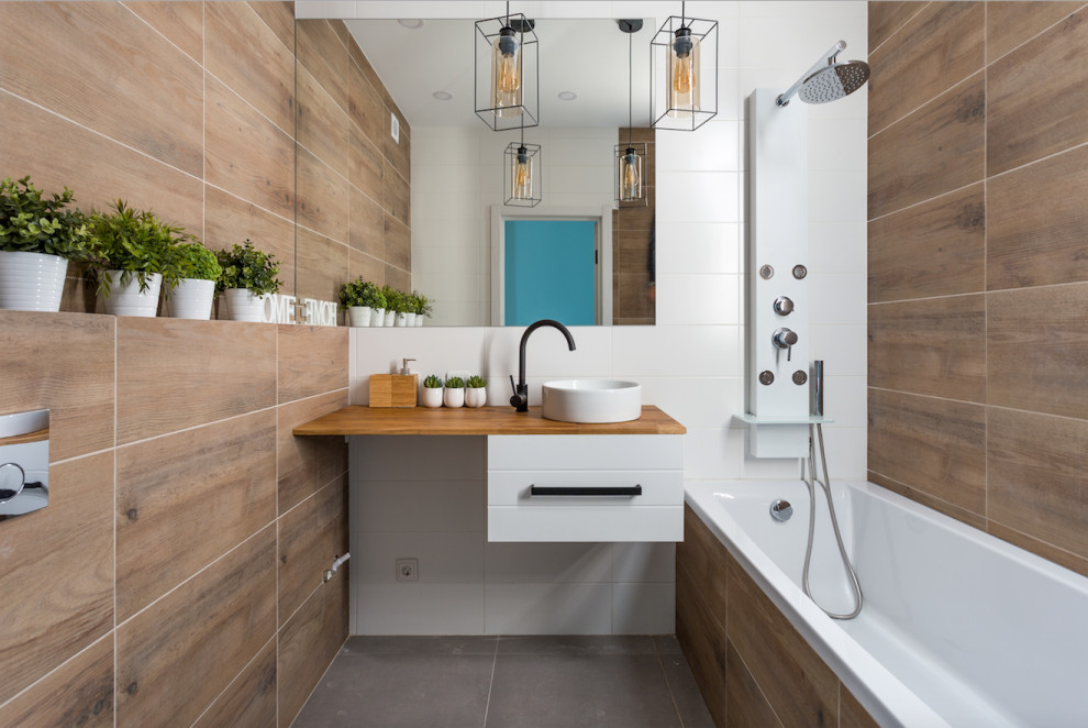 Exempel på ett litet modernt brun brunt en-suite badrum, med släta luckor, vita skåp, brun kakel, ett fristående handfat, träbänkskiva och grått golv