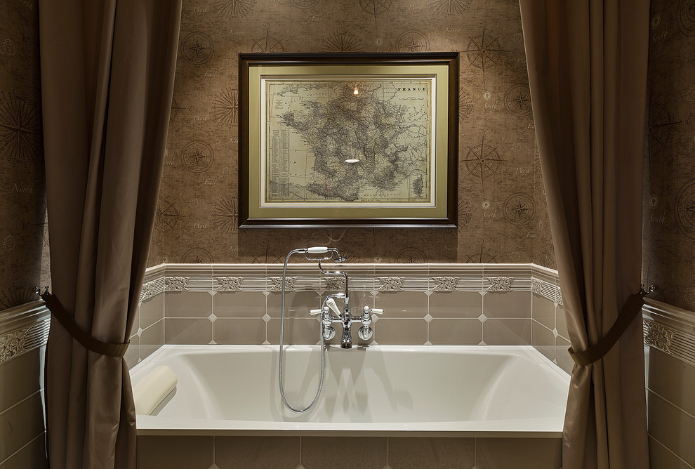 Пример оригинального дизайна: главная ванная комната в классическом стиле с ванной в нише, бежевой плиткой, коричневыми стенами и шторкой для ванной