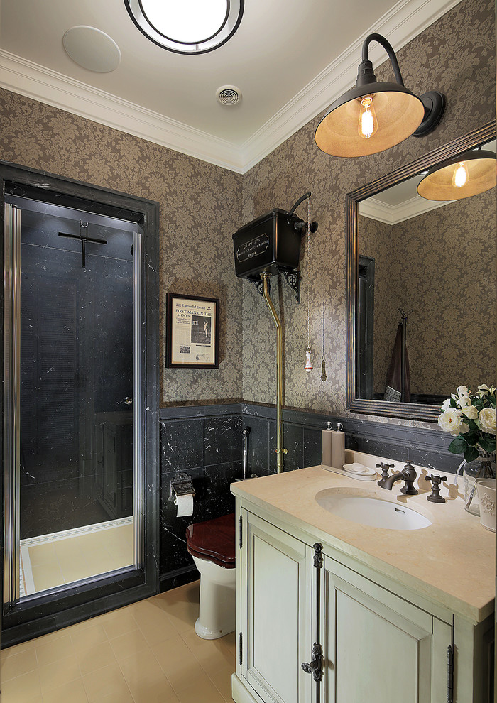 Cette photo montre une salle de bain victorienne avec un mur marron, un placard avec porte à panneau surélevé, des portes de placard blanches, WC séparés, un carrelage noir, un lavabo encastré et une cabine de douche à porte battante.