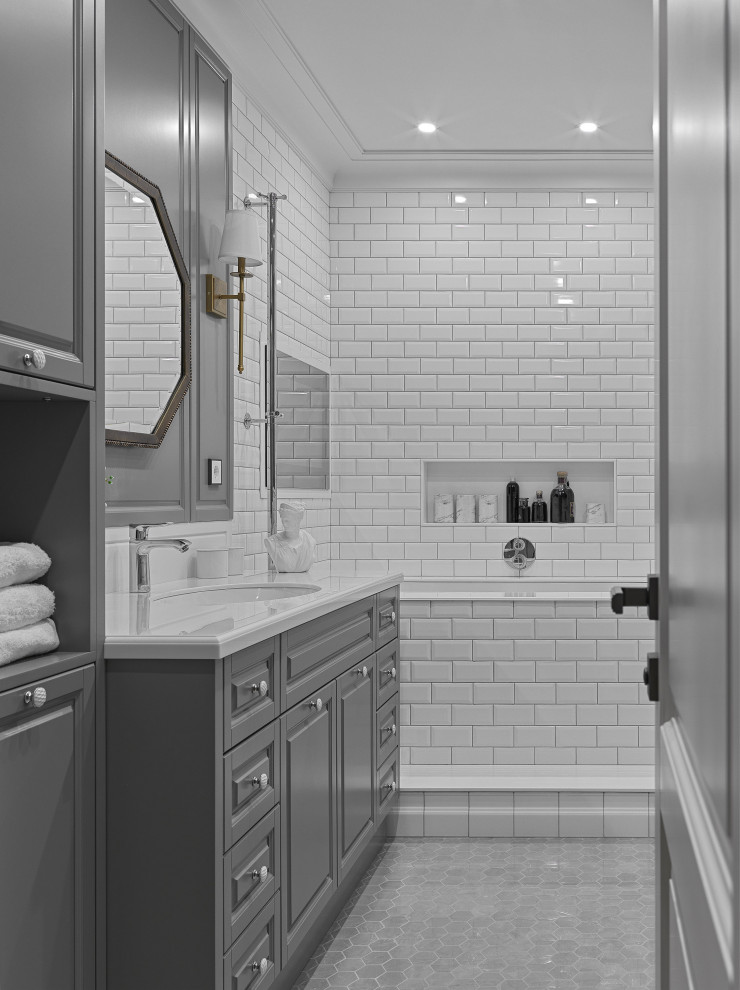 Klassisches Badezimmer En Suite mit profilierten Schrankfronten, grauen Schränken, weißen Fliesen, Metrofliesen, weißer Waschtischplatte und freistehendem Waschtisch in Moskau