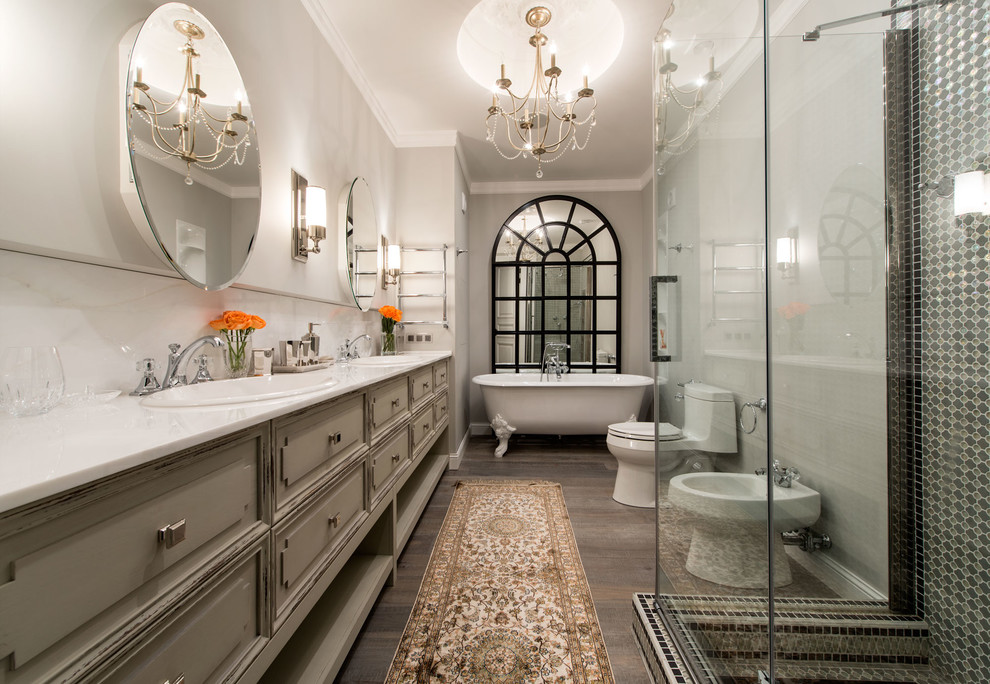 Idéer för vintage en-suite badrum, med luckor med upphöjd panel, ett badkar med tassar, en toalettstol med hel cisternkåpa, beige väggar, ett nedsänkt handfat och grå skåp