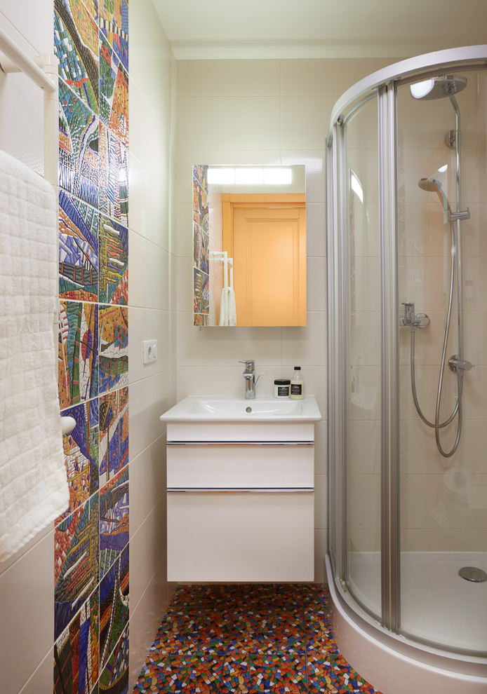 Diseño de cuarto de baño pequeño con armarios con paneles lisos, puertas de armario blancas, ducha esquinera, baldosas y/o azulejos multicolor, baldosas y/o azulejos de cerámica, suelo de baldosas de cerámica y lavabo encastrado