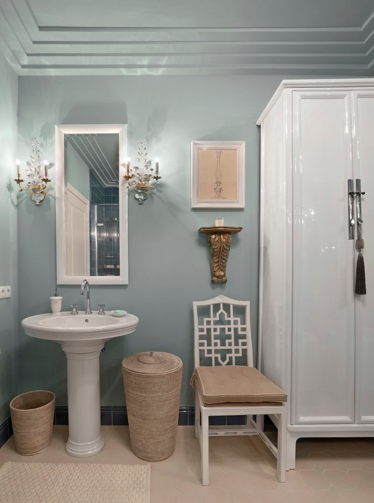Ispirazione per una stanza da bagno classica con pareti grigie e lavabo a colonna