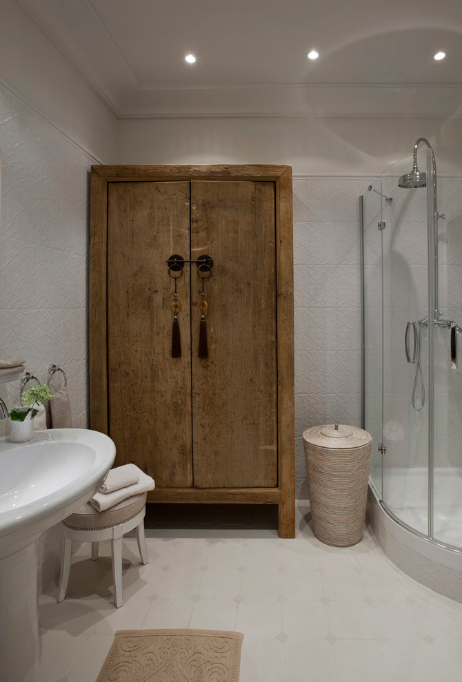 Idee per una stanza da bagno chic con doccia ad angolo, piastrelle bianche, pareti bianche, lavabo a colonna e porta doccia a battente