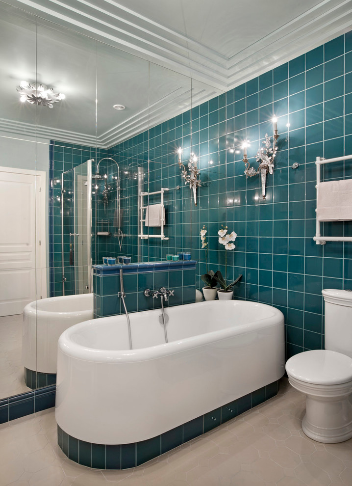 Ejemplo de cuarto de baño principal tradicional con bañera exenta, ducha esquinera, sanitario de dos piezas y baldosas y/o azulejos azules