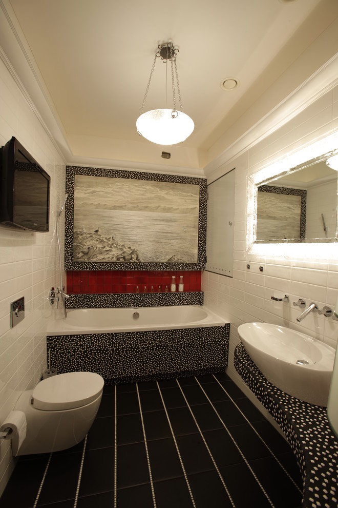 Idées déco pour une salle de bain moderne de taille moyenne.