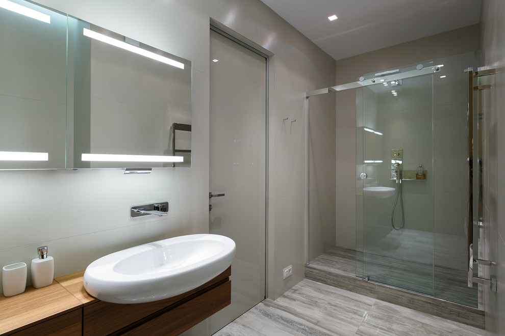 Immagine di una stanza da bagno design con doccia alcova