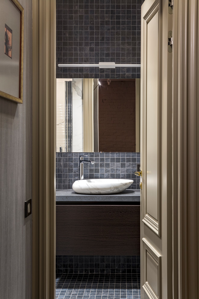 На фото: ванная комната в стиле неоклассика (современная классика) с серой плиткой, плиткой мозаикой, полом из мозаичной плитки, настольной раковиной и серым полом