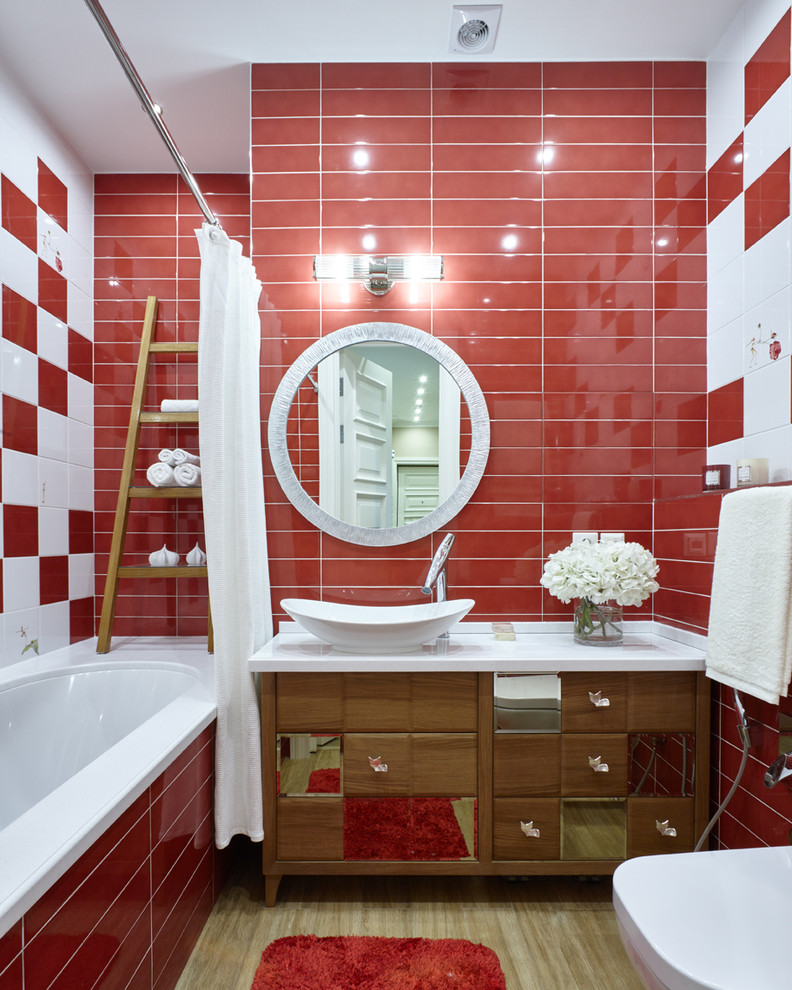 Idéer för att renovera ett mellanstort funkis en-suite badrum, med skåp i mellenmörkt trä, ett undermonterat badkar, en dusch/badkar-kombination, en vägghängd toalettstol, röd kakel, vit kakel, porslinskakel, klinkergolv i porslin, ett fristående handfat, bänkskiva i akrylsten, beiget golv och dusch med duschdraperi