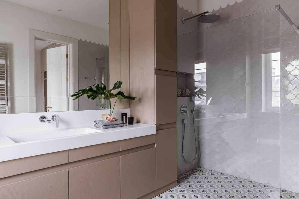 Ispirazione per una stanza da bagno con doccia design con ante lisce, ante beige, piastrelle bianche, lavabo integrato, pavimento grigio e top bianco