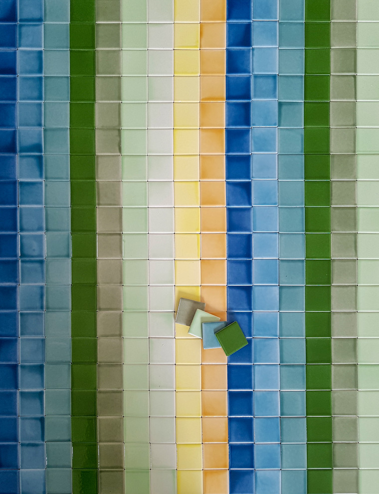 Idee per una piccola stanza da bagno con doccia design con doccia ad angolo, piastrelle multicolore, piastrelle a mosaico, pareti multicolore, pavimento con piastrelle a mosaico e pavimento multicolore