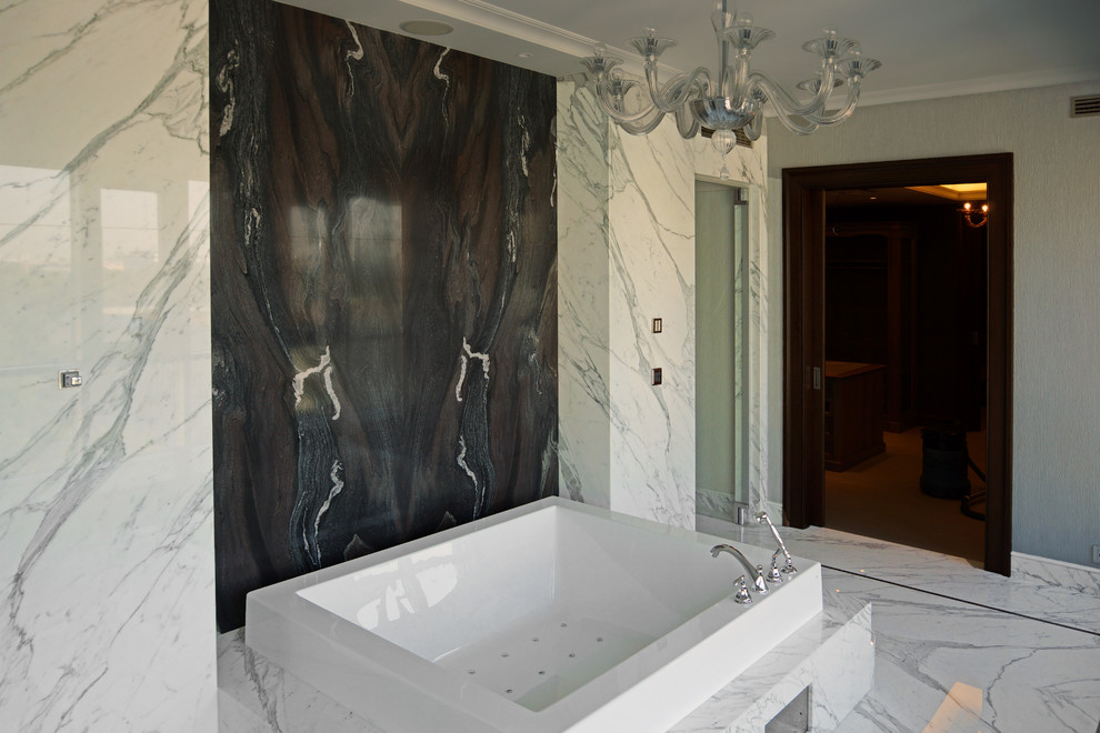 Стильный дизайн: ванная комната в современном стиле с мраморным полом и мраморной столешницей - последний тренд