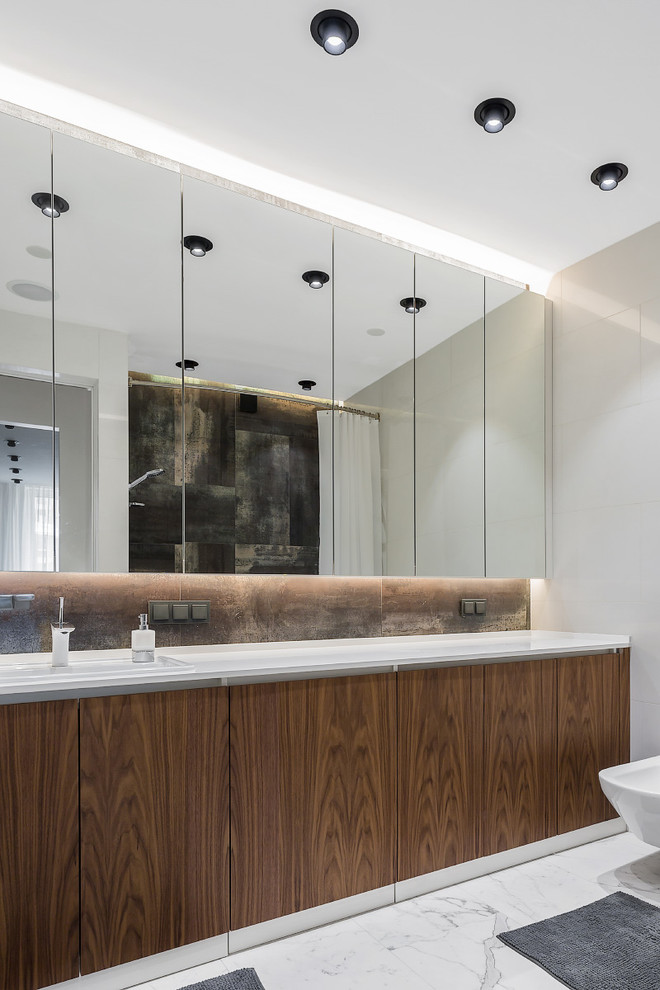 Réalisation d'une salle de bain principale design en bois brun avec un placard à porte plane et un lavabo posé.
