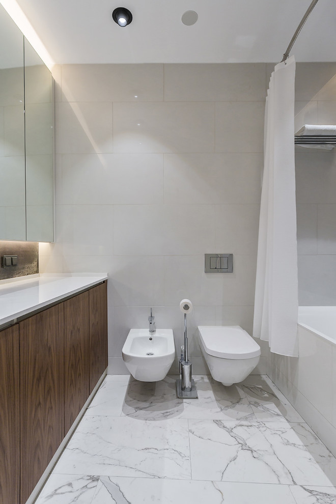 Источник вдохновения для домашнего уюта: главная ванная комната в современном стиле с ванной в нише и биде