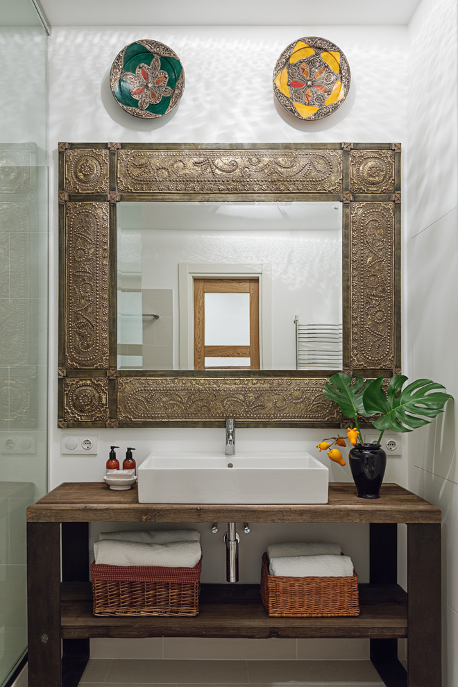 Пример оригинального дизайна: ванная комната в восточном стиле с белыми стенами и настольной раковиной