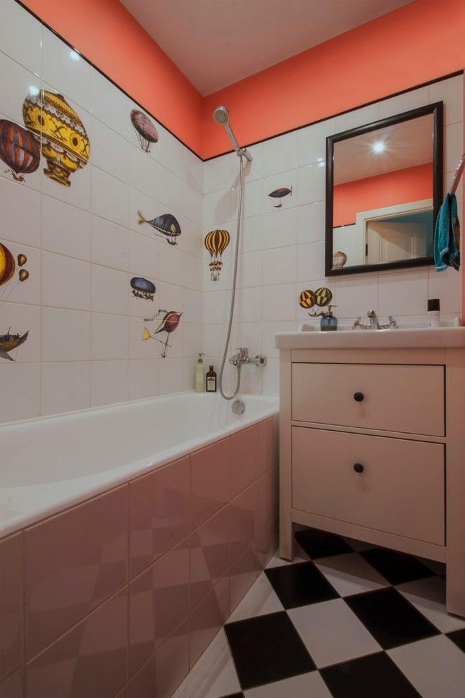 На фото: маленькая ванная комната в современном стиле с разноцветной плиткой, керамической плиткой, розовыми стенами и полом из керамической плитки для на участке и в саду с