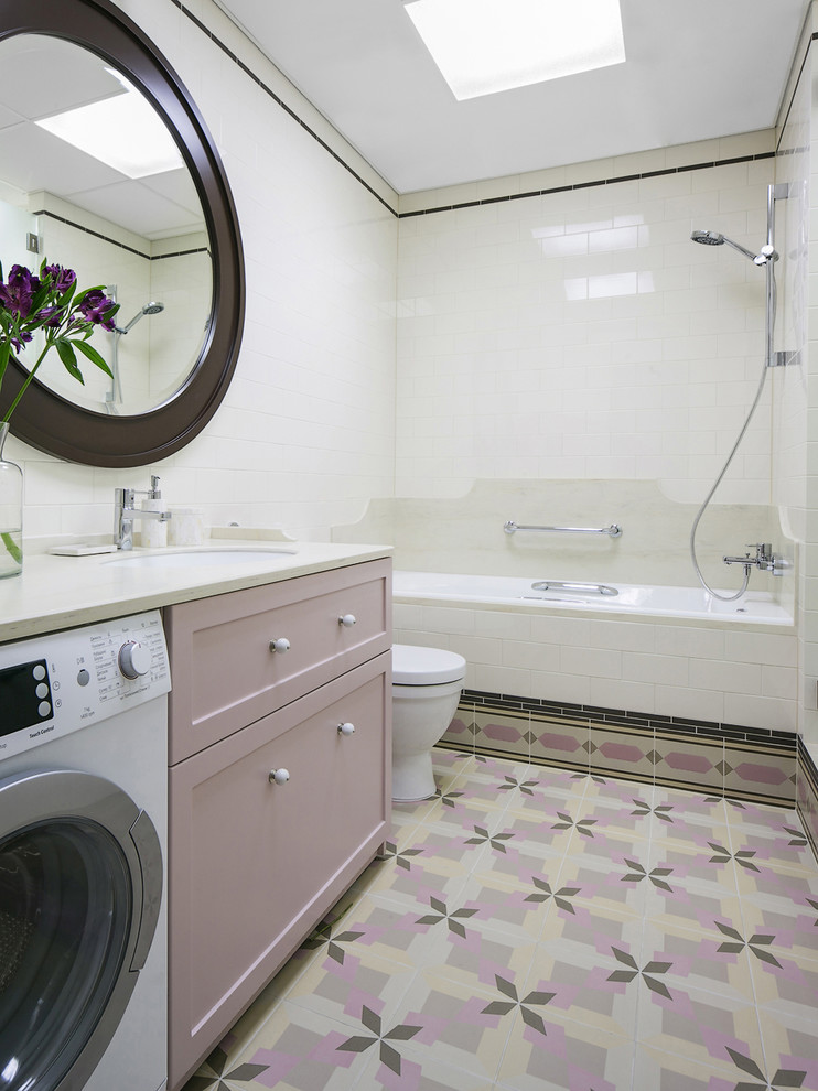 Exempel på ett modernt en-suite badrum, med luckor med infälld panel, ett badkar i en alkov, en dusch/badkar-kombination, en toalettstol med separat cisternkåpa, vit kakel, rosa kakel och ett undermonterad handfat
