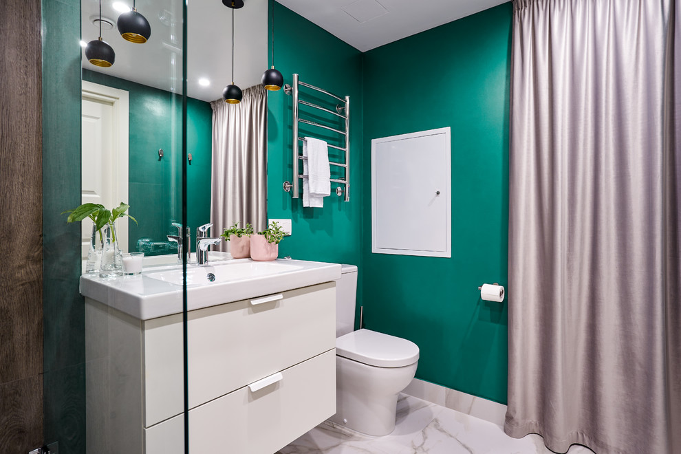 Immagine di una stanza da bagno con doccia nordica con ante lisce, ante bianche, WC a due pezzi e pavimento bianco