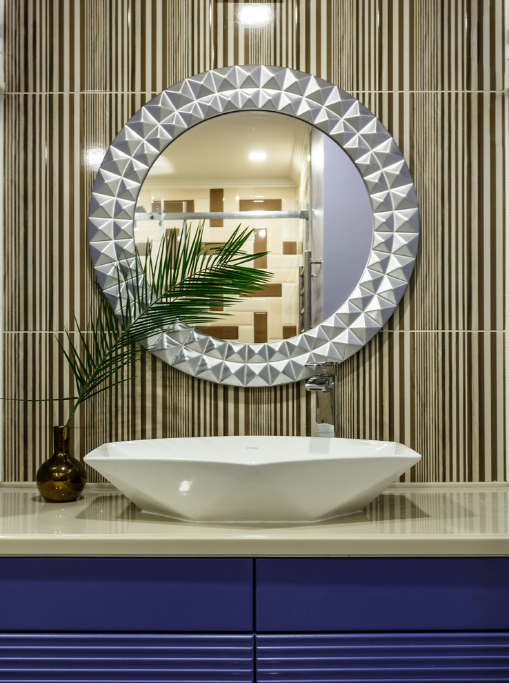 Imagen de cuarto de baño contemporáneo de tamaño medio con puertas de armario azules y lavabo sobreencimera