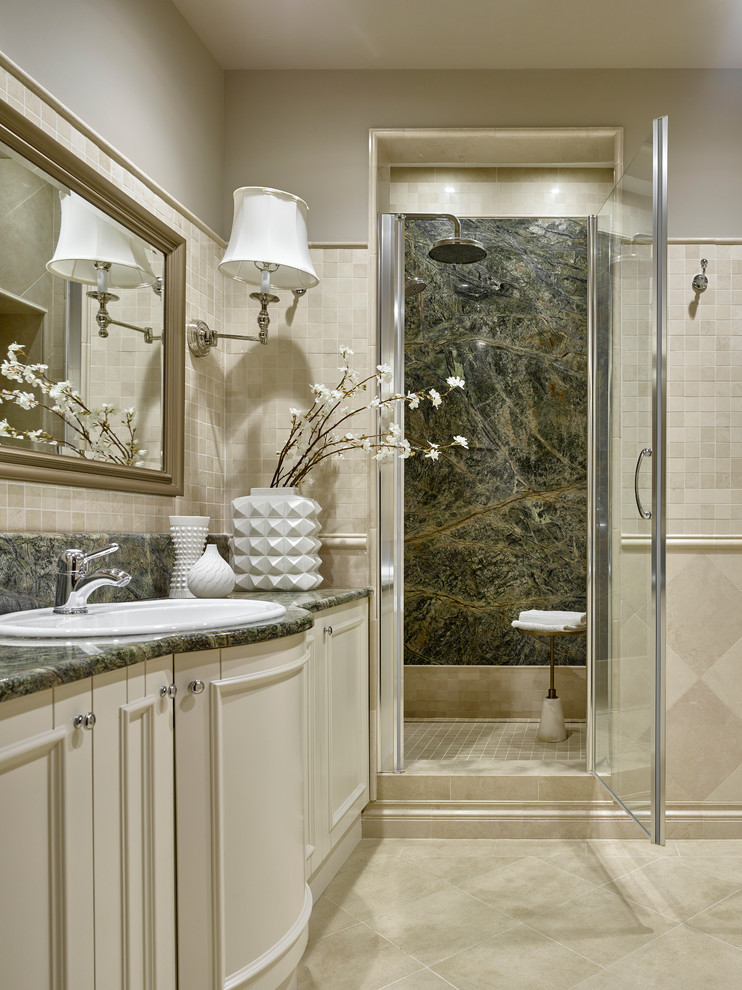 Inspiration för klassiska badrum, med vita skåp, en dusch i en alkov, beige kakel, keramikplattor, beige väggar och ett nedsänkt handfat