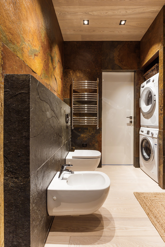 Cette photo montre une salle de bain tendance avec un bidet, un carrelage marron, un carrelage noir, un sol beige, un mur marron et buanderie.