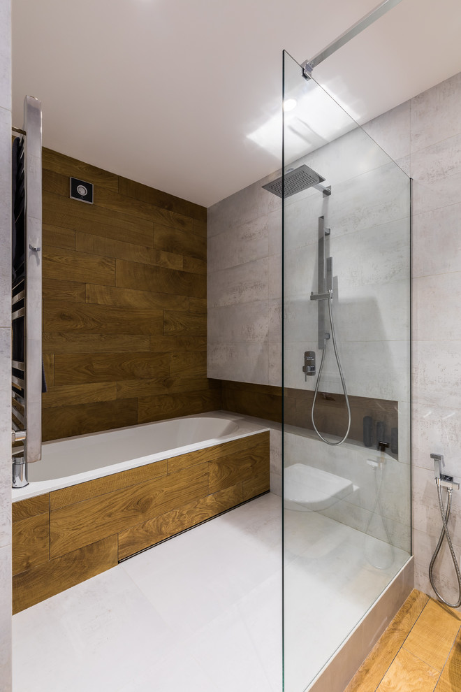 На фото: главная ванная комната в современном стиле с душевой комнатой, коричневой плиткой и серой плиткой с