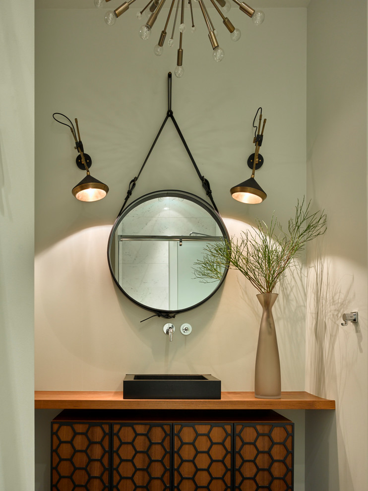 Cette image montre une salle de bain design en bois brun avec un mur beige et une vasque.