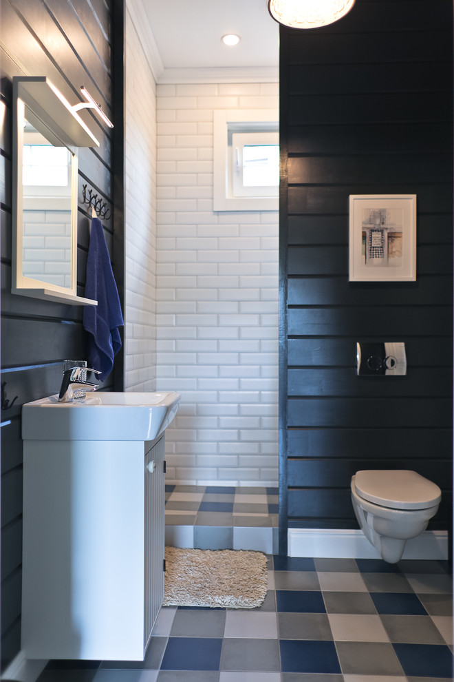 Cette image montre une douche en alcôve design avec WC suspendus, un carrelage blanc, un mur noir et un lavabo intégré.