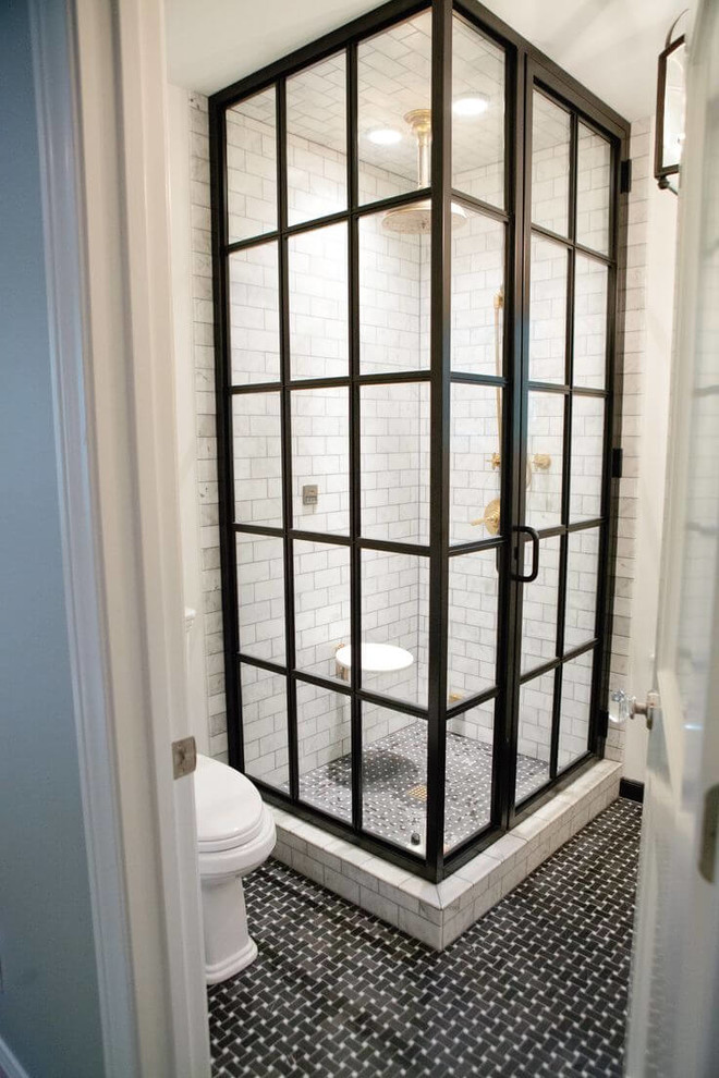 Пример оригинального дизайна: ванная комната среднего размера в стиле лофт с стеклянными фасадами, черными фасадами, душевой кабиной и душем с распашными дверями