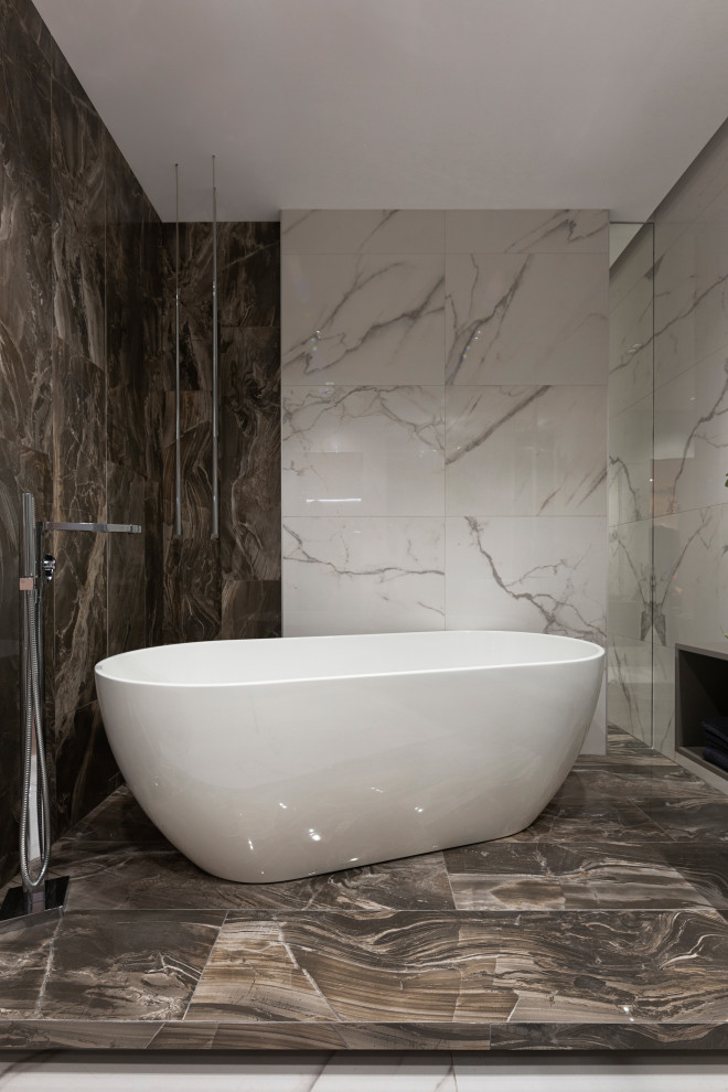 Идея дизайна: главная ванная комната в современном стиле с плоскими фасадами, коричневыми фасадами, отдельно стоящей ванной, белой плиткой, настольной раковиной, коричневым полом и коричневой столешницей