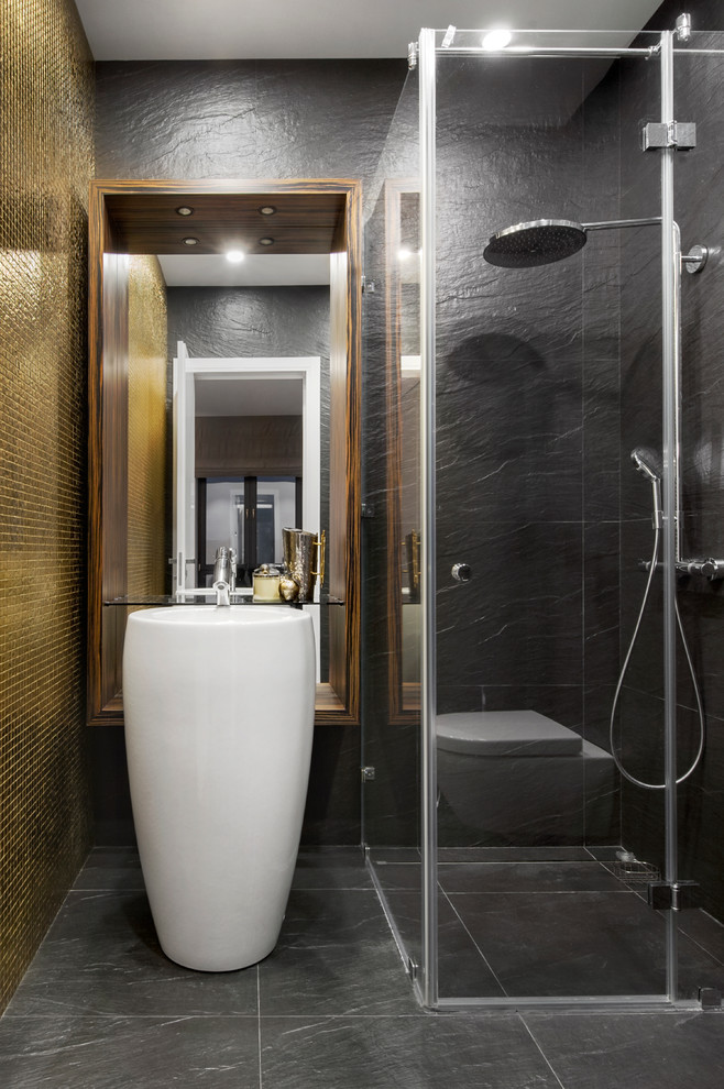Bild på ett funkis badrum med dusch, med svart kakel, gul kakel, mosaik, en kantlös dusch, skiffergolv, ett piedestal handfat och dusch med gångjärnsdörr