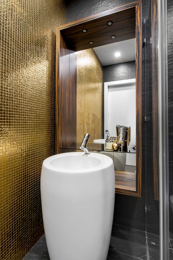 Exemple d'une salle de bain tendance avec un carrelage jaune, un carrelage noir, mosaïque, un sol en ardoise et un lavabo de ferme.