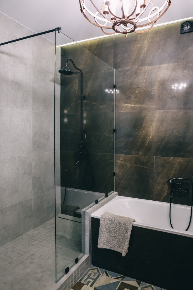 Idéer för mellanstora industriella gult en-suite badrum, med ett badkar i en alkov, en öppen dusch, en vägghängd toalettstol, grå kakel, porslinskakel, grå väggar, klinkergolv i porslin, ett nedsänkt handfat, träbänkskiva, flerfärgat golv och med dusch som är öppen