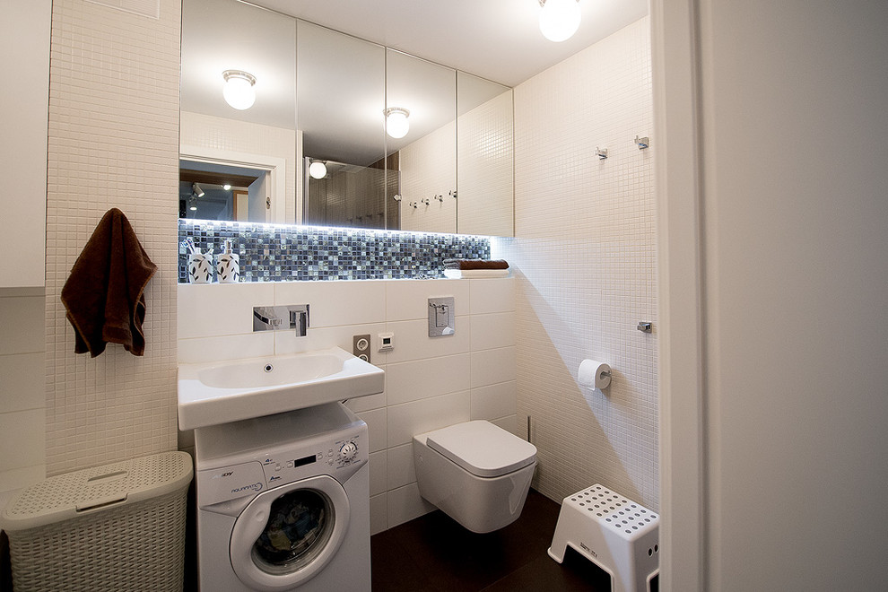 На фото: маленькая ванная комната со стиральной машиной в современном стиле для на участке и в саду с