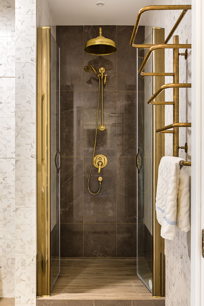 Foto de cuarto de baño contemporáneo de tamaño medio con aseo y ducha y ducha con puerta con bisagras
