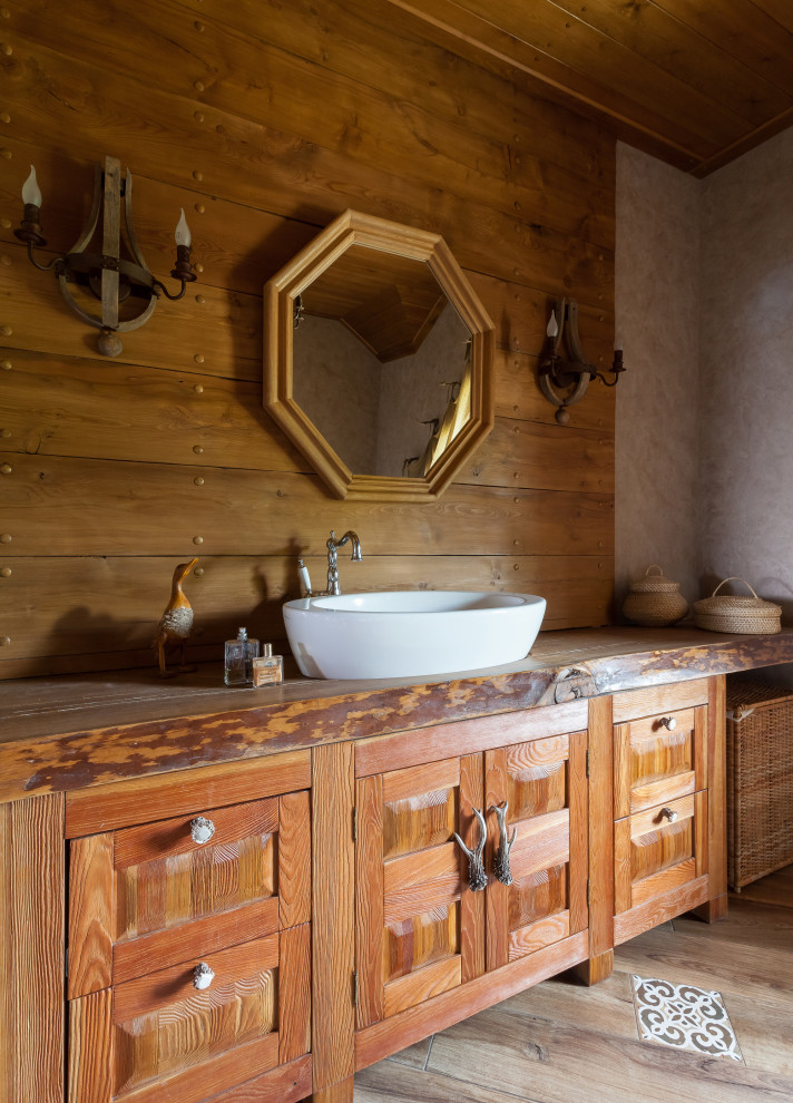 Idée de décoration pour une salle de bain chalet en bois brun et bois avec un mur marron, un sol en bois brun, une vasque, un plan de toilette en bois, un sol marron, un plan de toilette marron, meuble simple vasque, meuble-lavabo encastré, un plafond en bois et un placard à porte shaker.