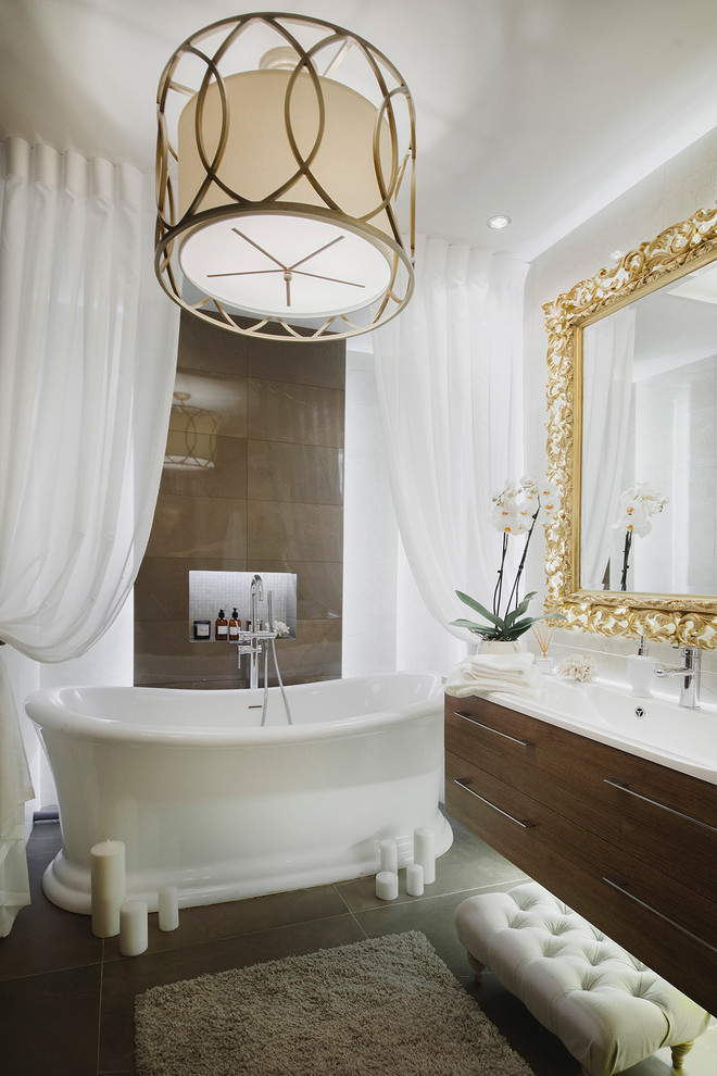 Diseño de cuarto de baño principal clásico renovado con armarios con paneles lisos, puertas de armario de madera en tonos medios, bañera exenta, baldosas y/o azulejos marrones, paredes blancas y lavabo integrado